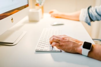 Person using a Mac to send email